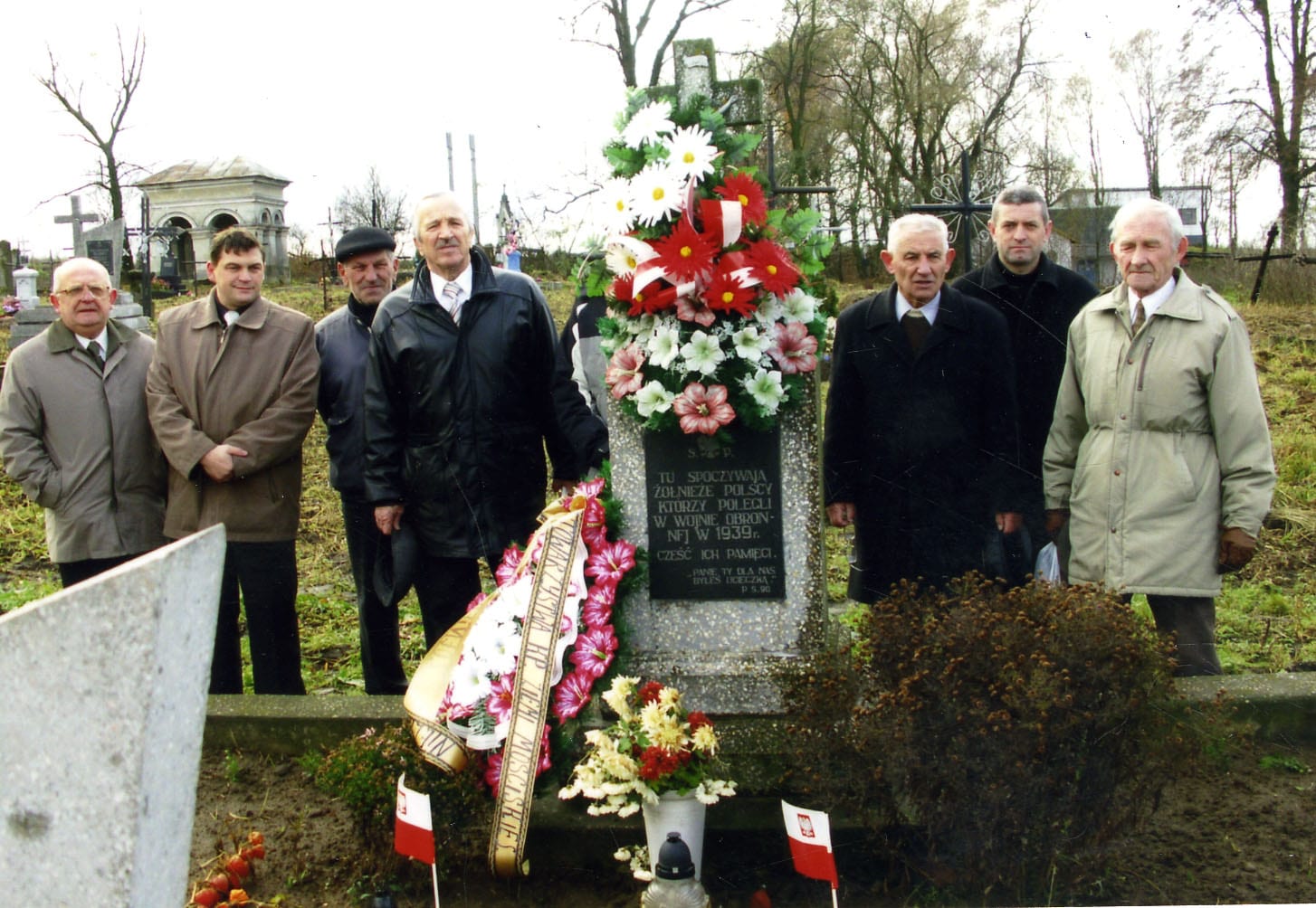 Grób żołnierzy polskich, Mościska, delegacja Klubu Mościska i Urzędu Miasta w Przemyślu,87 roczni